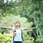 rapariga feliz na floresta