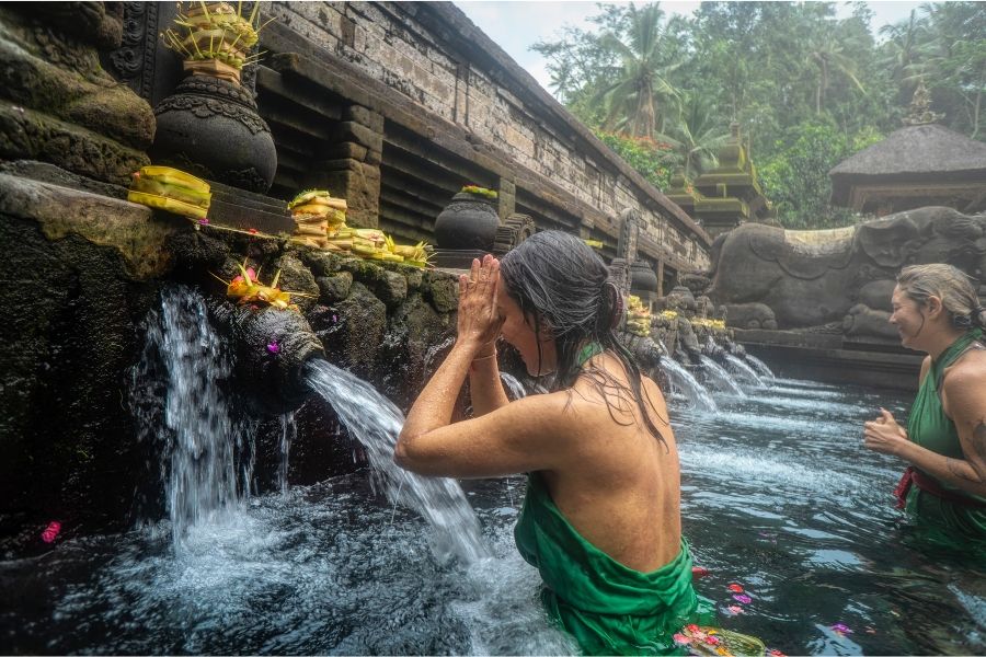 Destino para relaxar no templo Tirta Empul, em Bali